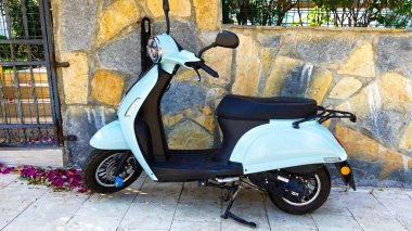 Scooter caddeye park etmiş. Marmaris Türkiye Ağustos 2021 