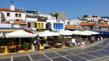 Marmaris 'in kafeleri, restoranları ve gezinti yerleri olan eski kasaba manzarası. Marmaris Türkiye Ağustos 2021    