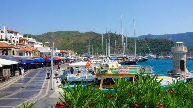 Deniz feneri manzaralı Marmaris yat limanı ve setten eski kasaba. Marmaris Türkiye Ağustos 2021     