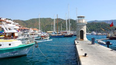 Deniz feneri manzaralı Marmaris yat limanı. Marmaris Türkiye Ağustos 2021    