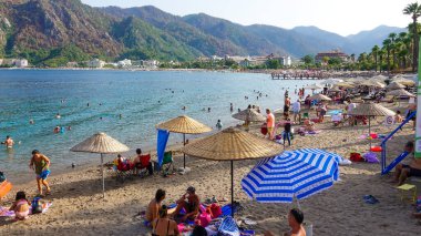 Marmaris Beach Icmeler insanları denizde yüzer ve rahatlarlar. Marmaris Türkiye Ağustos 2021      
