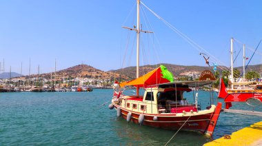 Bodrum marinası Paristani yakınlarında küçük bir tekne. Bodrum Türkiye Ağustos 2021