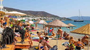 İnsanların dinlendiği Bodrum şehri plajı. Bodrum Türkiye Ağustos 2021