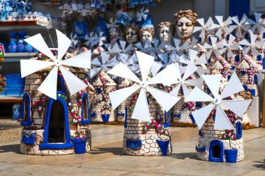 Bodrum 'daki hediyelik eşya dükkanı, seramik Yunan değirmeni.