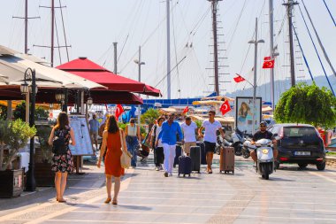 Yürüyen insanlarla Marmaris seti. Marmaris Türkiye Ağustos 2021