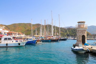 Marmaris Marina, deniz feneri manzarası ve limandaki yatlar. Marmaris Türkiye Ağustos 2021