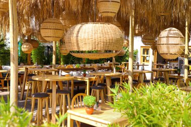 Açık hava restoranı yaz tarzında, ön odak noktası bulanık. Marmaris Türkiye Ağustos 2021