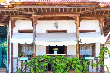 Akdeniz 'de eski bir evin güzel cephesi.