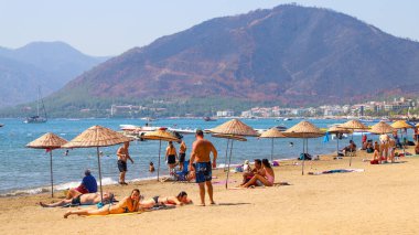 Marmaris plajı, dinlenen insanlar. Marmaris Türkiye Ağustos 2021