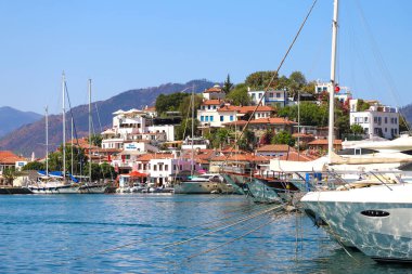 Marina Marmaris 'in yatları ve eski kasaba manzarası. Marmaris Türkiye Ağustos 2021