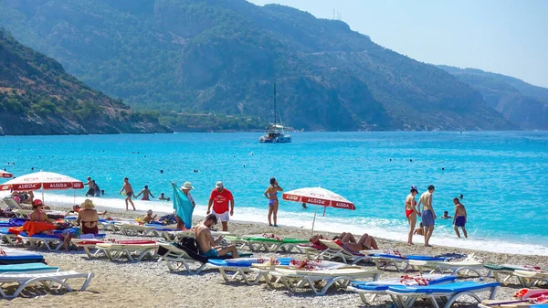 Fethiye Oludenizビーチの人々は海で泳いだりリラックスしたりします フェティエトルコ2021年8月 — ストック写真