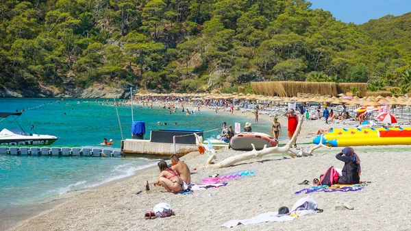 Fethiye Oludeniz Plaży Ludzie Pływają Relaksują Się Morzu Fethiye Turcja — Zdjęcie stockowe
