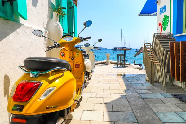 Ege Denizi kıyılarında otantik kafeleri, restoranları olan Bodrum şehrinin caddesi. Bodrum Türkiye Ağustos 2021