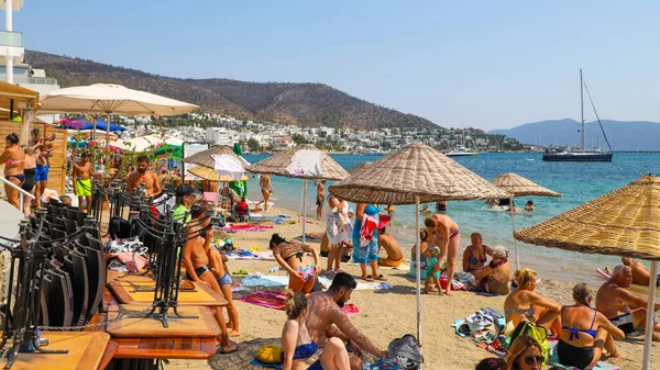 İnsanların dinlendiği Bodrum şehri plajı. Bodrum Türkiye Ağustos 2021