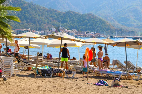 Plaża Marmaris Ludźmi Odpoczywającymi Marmaris Turcja Sierpień 2021 — Zdjęcie stockowe