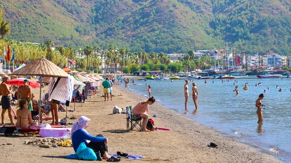 Plaża Marmaris Ludźmi Odpoczywającymi Marmaris Turcja Sierpień 2021 — Zdjęcie stockowe