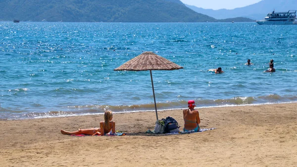 Ludzie Odpoczywają Plaży Nad Morzem Marmaris Turcja Sierpień 2021 — Zdjęcie stockowe