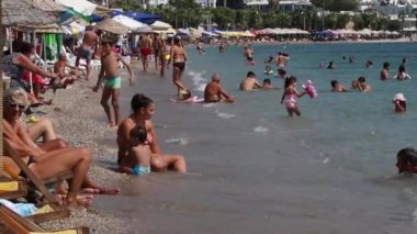 İnsanların dinlendiği Bodrum şehri plajı. Bodrum Türkiye Ağustos 2021