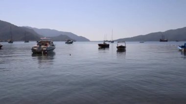 Deniz kıyısında bir sürü tekne var. Marmaris Türkiye Ağustos 2021