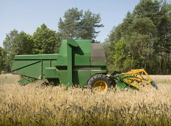 Groene oude combineren harvester — Stockfoto