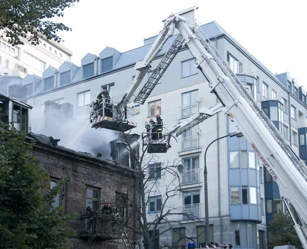 Feuerwehrleute im Einsatz — Stockfoto