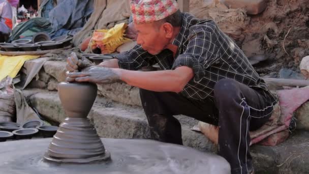 Asiatischer Töpfer bei der Arbeit lizenzfreies Stockvideo