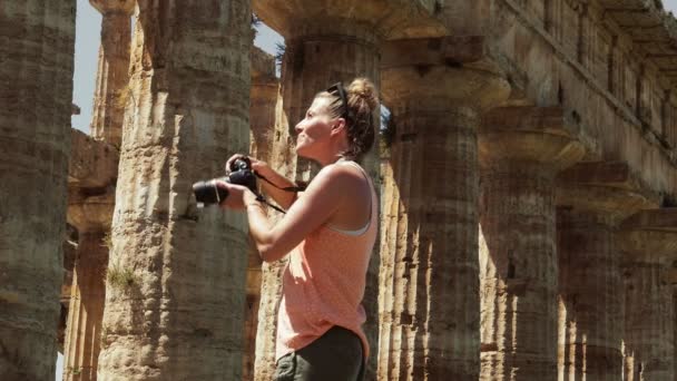 Mujer tomando fotos — Vídeos de Stock