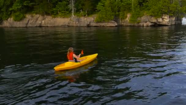 Flicka kajakpaddling på en stor sjö — Stockvideo