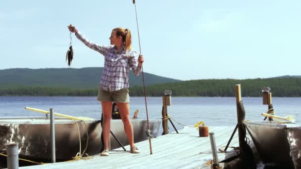 Chica orgullosa de los peces que atrapó — Vídeos de Stock