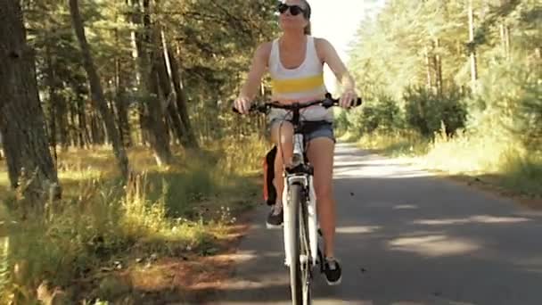 Woman travelling by bicycle — Stock Video