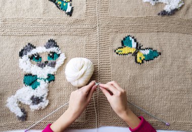 Kadın güzel bir bez dokuma kumaşlar.