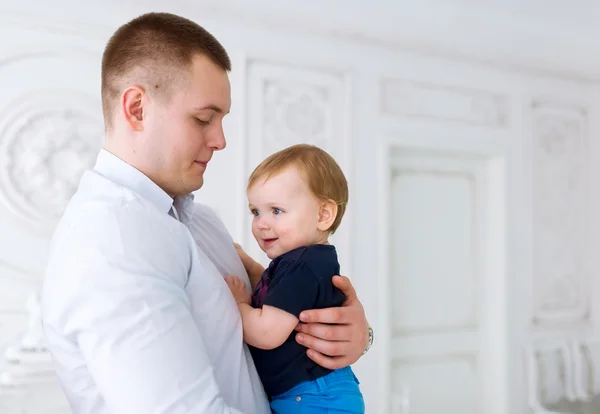 The father holds the little daughter on hands. — Stock Photo, Image