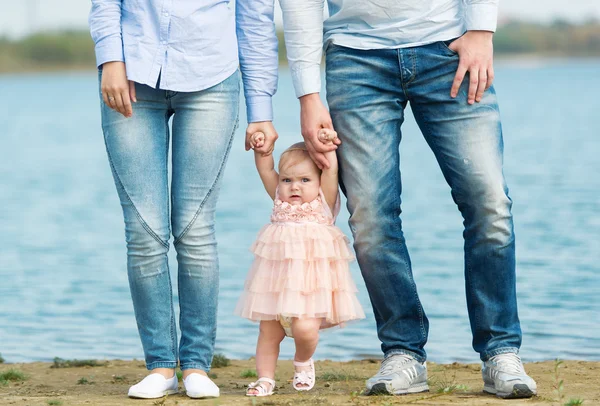 Grillige baby en haar ouders. — Stockfoto