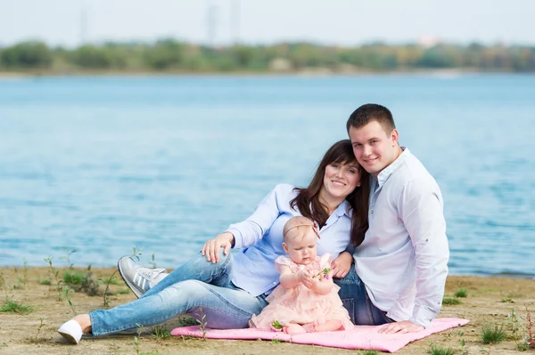 La famille de trois personnes se repose à l'extérieur — Photo