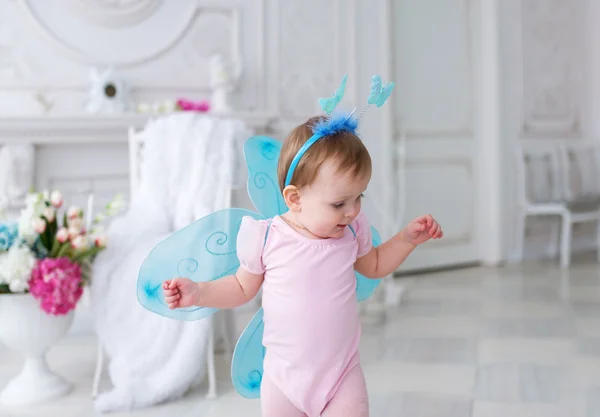 Маленькая фея с крыльями в розовом платье . — стоковое фото