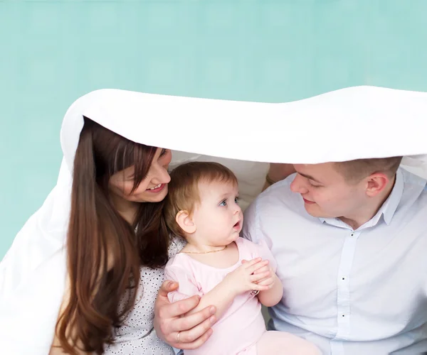 The father, mother and kid were covered with a blanket. — Stock Photo, Image