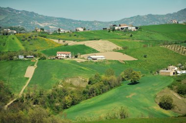  Yeşil tepelerde Rural lodges.