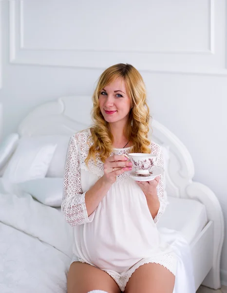 La mujer embarazada tiene café de la mañana . — Foto de Stock