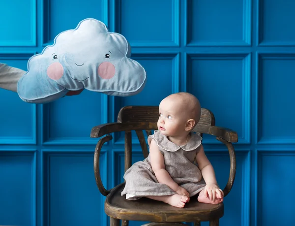 The little girl was frightened of a cloud. — Stock Photo, Image