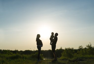 Bir gün batımı aile kalan.