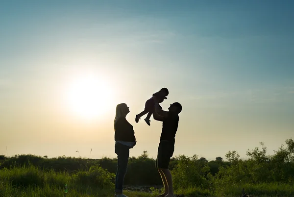 Familie rust op een zonsondergang. — Stockfoto