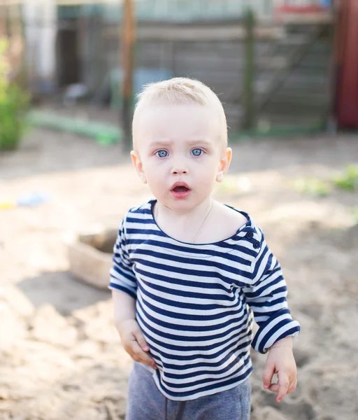 De kleine matroos met een blond haar. — Stockfoto