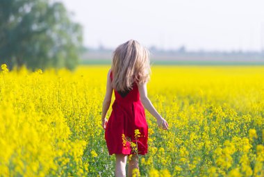 Kırmızılı kıza tecavüz sahadaki değil.