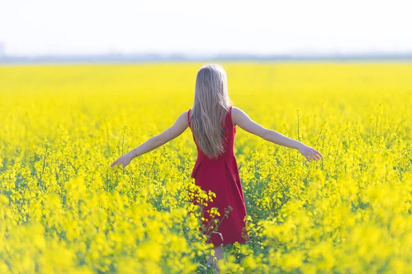 La chica de rojo está en el campo de violación. . — Foto de Stock