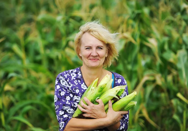 Женщина и кукуруза . — стоковое фото