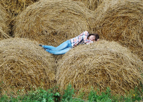 A menina no feno . — Fotografia de Stock