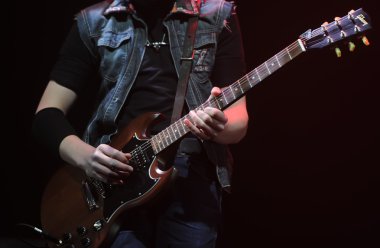 bir gitar ile müzisyen.