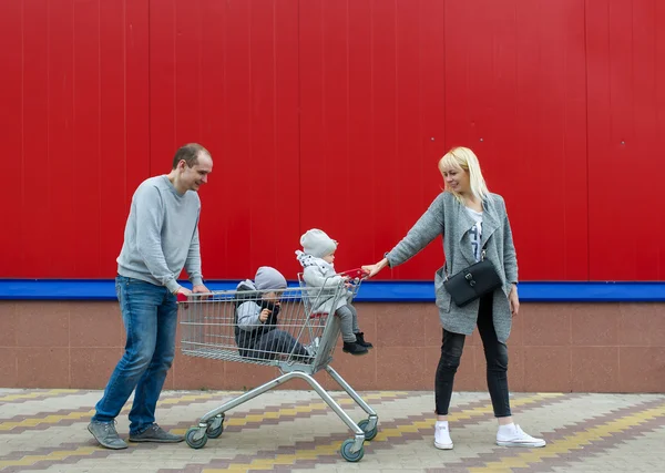 Campanha familiar em um supermercado para fazer compras . — Fotografia de Stock