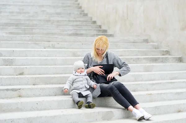 Mother and her daughter sit on steps. — Stock Photo, Image