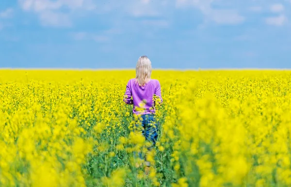 Дівчина на полі зґвалтування . — стокове фото